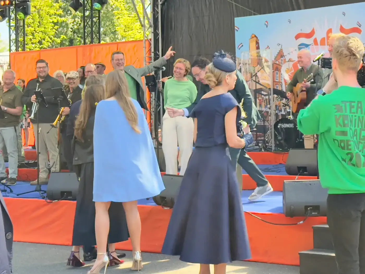 Cees als bandleider van et Koningsdaglied in Doetinchem 2025.
