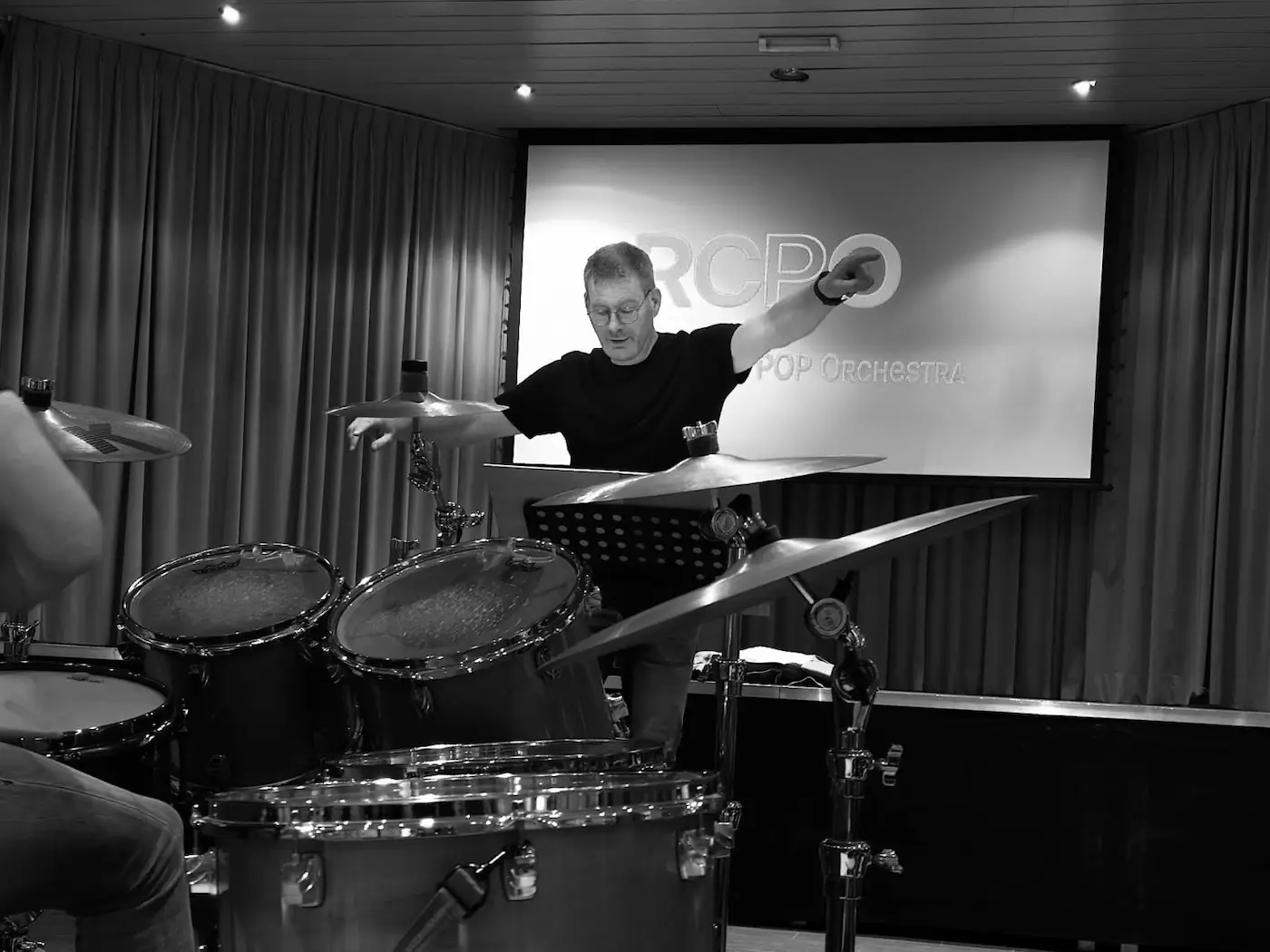 Cees als bandleider van RockCity POP Orchestra